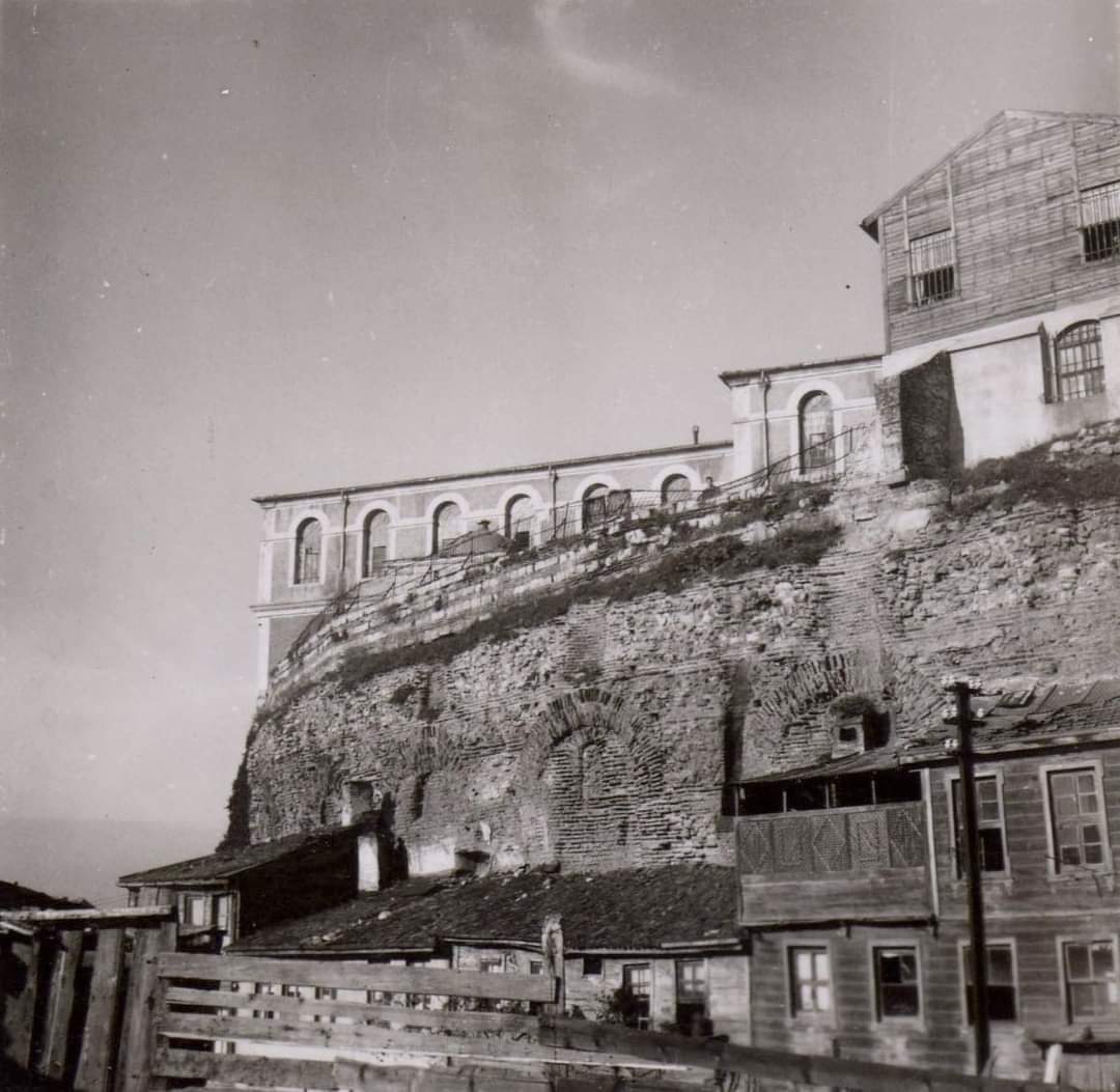Altta Roma dönemine ait Sphendon duvarları ve ahşap evler, Üstte görülen yapı; bugün Sultanahmet Endüstri Meslek ve Teknik Lisesi.