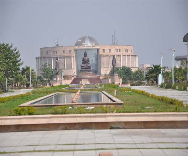 Amit_Kumar_195's tweet photo. दिल्ली से सटे नोएडा में हजारों बीघा में फैली 'गौतम बुद्ध यूनिवर्सिटी ' बहन मायावती जी के शासन काल में बनी थी , 

दोबारा से बौद्ध विरासत का पुनर्जन्म करने का श्रेय बहन मायावती जी को ही जाता है , जबकि इससे अलग बहन जी ने सैंकड़ों स्कूल कालेज और यूनिवर्सिटी बनाईं हैं l
#budhpurinama https://t.co/teMDSduyhK