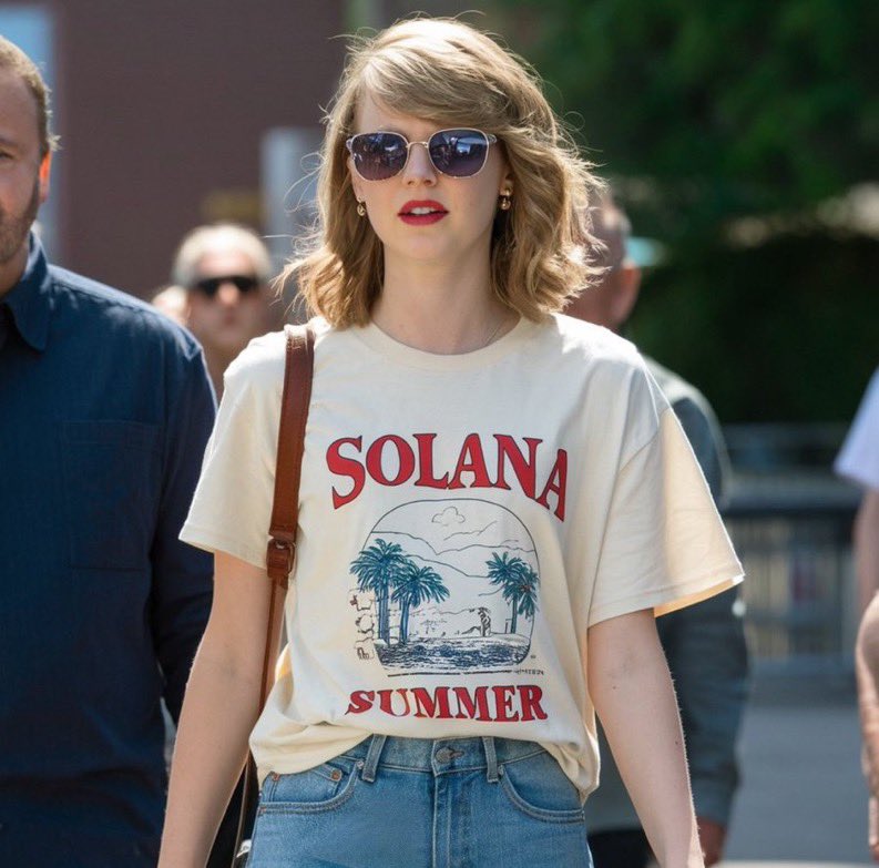 美國歌手Taylor Swift身穿有“Solana Summer”英文字T恤在街上。昨日同名memes “SWIFT”24小時內升幅超過1000%。

7ACrQshyNAULRWqZD7tQWpvUqV4pnpeRALoafXfsZVQa

#TaylorSwift #Tshift #crypto #memecoin