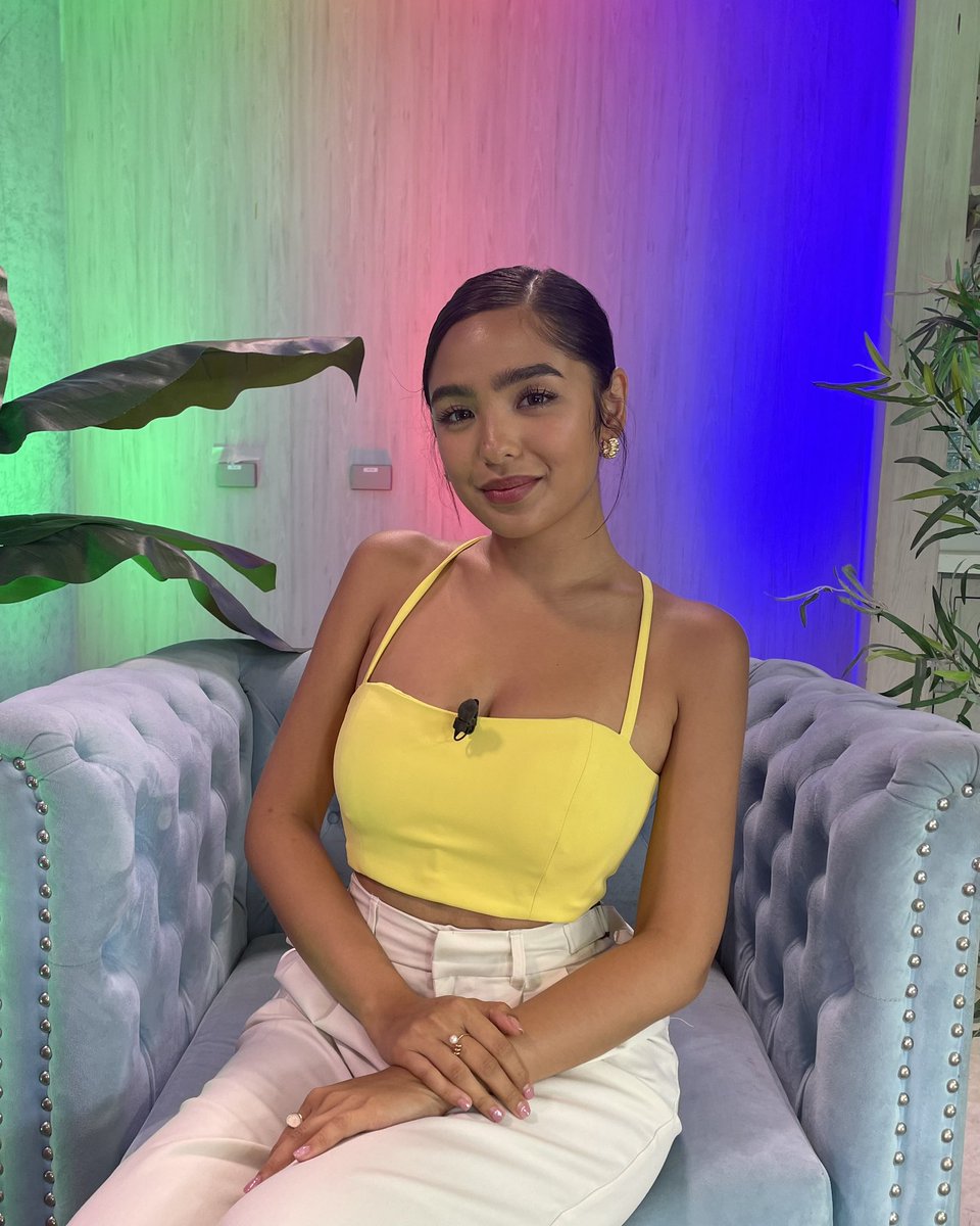 Andrea Brillantes radiates positivity in her yellow top during the Kapamilya live chat! ANDREA HighStreetPromoDay