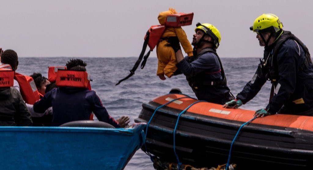 Una nave con 70 naufraghi a bordo, di cui la metà BAMBINI e molti NEONATI costretta a navigare dalle acque al largo della Libia sino a Carrara, per le norme crudeli volute da questo Governo che assegna volutamente alle navi porti lontani. Non è forse questo #ilmondoalcontrario?