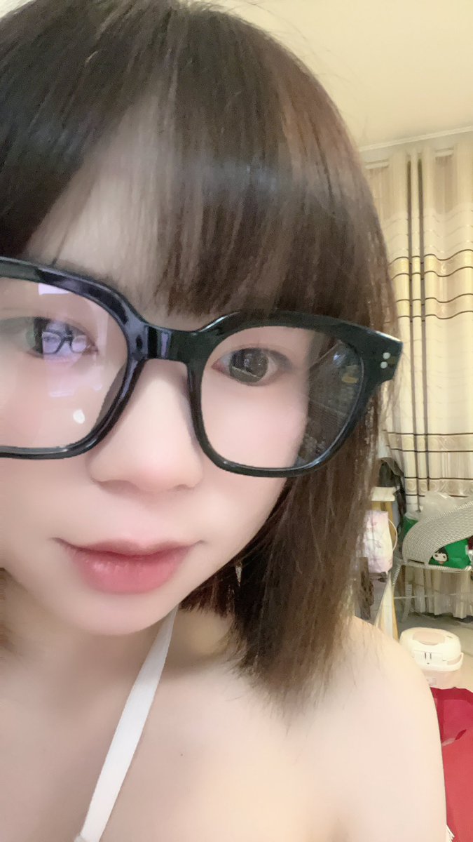 戴眼镜可爱，不戴眼镜成熟
#萝莉 #反差 #学生妹 #淫荡 https://t.co/lCOOZZowHd