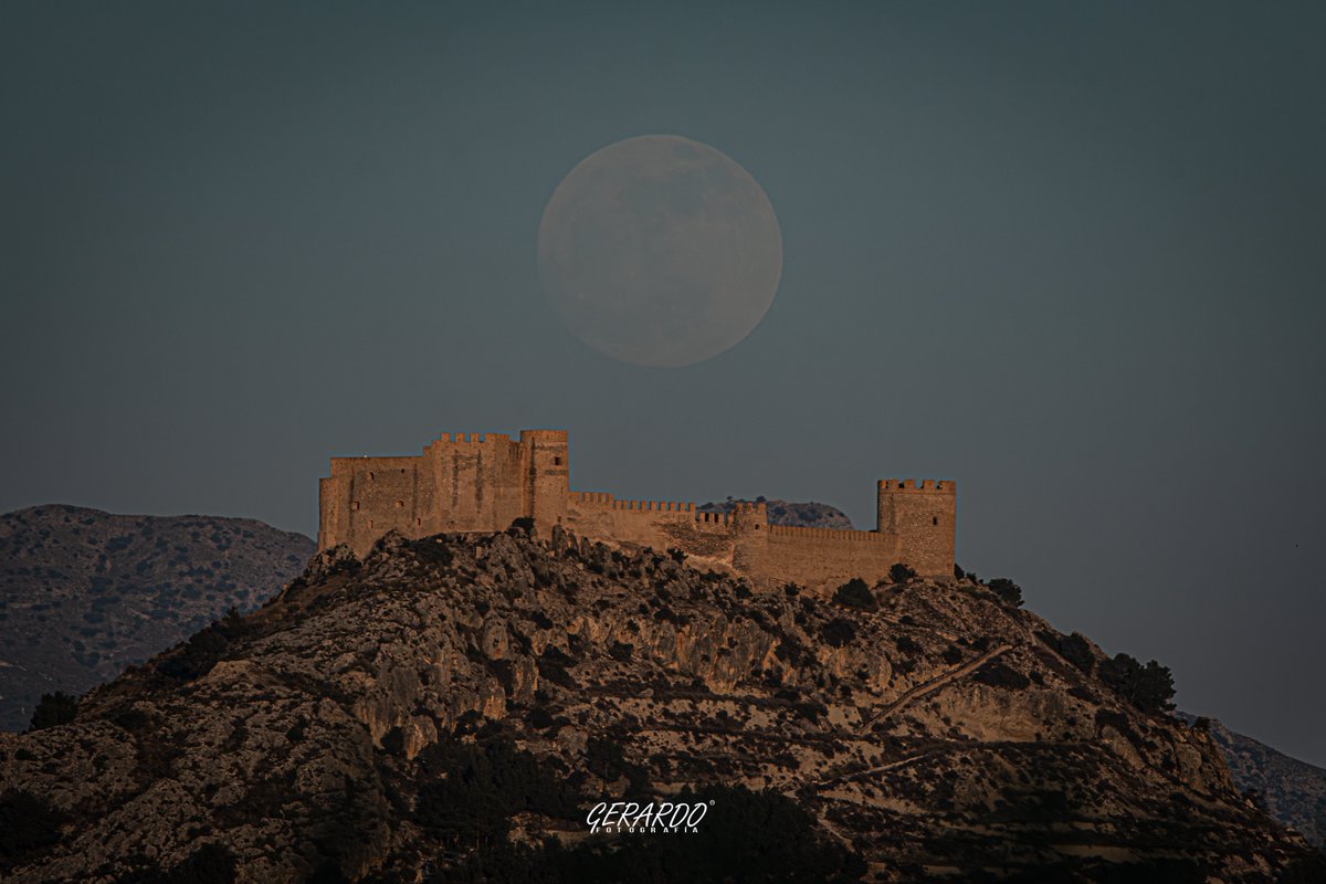 ¡#FelizJueves! Ya está aquí la #Luna llena del mes de #mayo2024, la '#LunaDeLasFlores'. Ayer (22/05/2024), instantes antes de la puesta de Sol, captación de nuestro satélite natural saliendo tras el Castillo de #Castalla (#Alicante). Imágenes: @AlbertoZern1 y @Gerardocayuelas.