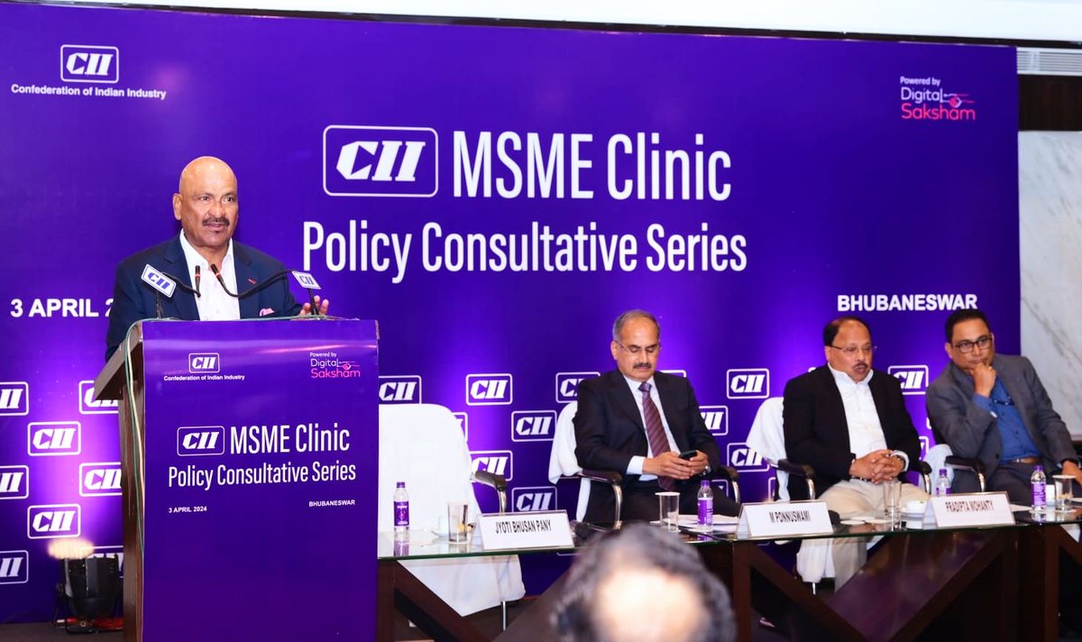 TheBengalIndex's tweet photo. 𝗖𝗜𝗜'𝘀 𝗣𝗿𝗼𝗷𝗲𝗰𝘁 𝗗𝗶𝗴𝗶𝘁𝗮𝗹 𝗦𝗮𝗸𝘀𝗵𝗮𝗺 𝗯𝗼���𝘀𝘁𝗶𝗻𝗴 𝘁𝗵𝗲 𝗱𝗶𝗴𝗶𝘁𝗮𝗹 𝘁𝗿𝗮𝗻𝘀𝗳𝗼𝗿𝗺𝗮𝘁𝗶𝗼𝗻 𝗼𝗳 𝗠𝗦𝗠𝗘𝘀 𝗶𝗻 𝗕𝗲𝗻𝗴𝗮𝗹.

The Confederation of Indian Industry (CII), in collaboration with Mastercard's Centre for Inclusive Growth, is providing a digital boost to micro, small, and medium enterprises (MSMEs) in West Bengal through Project Digital Saksham. Targeting Kolkata, Hooghly, South 24 PGS, and Nadia districts, the project focuses on industries like leather processing, fruit processing, handloom, textiles, books, and paper.

Project Digital Saksham offers বাংলা-language training programmes on social media marketing, e-commerce, and cybersecurity, empowering businesses to embrace online storefronts. The project empowers traditional businesses to integrate into the digital economy. It acts as a catalyst for sectors like handloom, fisheries, books, and paper to connect with a wider market.