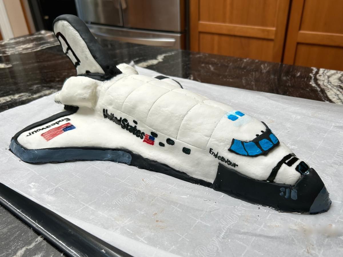 sch_1961's tweet photo. My younger daughter, a baker, teamed up with my elder daughter, an artist, to produce the perfect birthday cake! https://t.co/cfzzSN5Nto