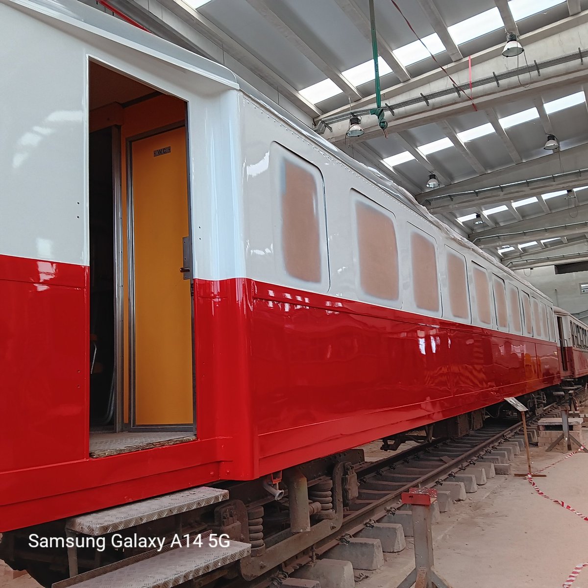 ferrocaib's tweet photo. Entre los trabajos que estos dias estamos realizando en el museo del tren de Son Carrió es el montaje de las puertas del coche napolitano cuya restauración externa quedó finalizada  hace unos meses https://t.co/kssBe04YHC