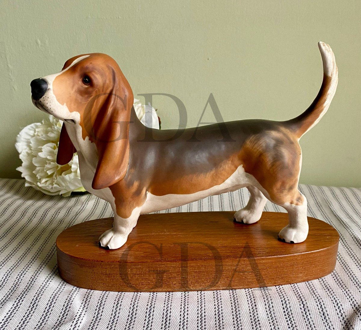 Good morning #earlybiz 🐶🐶🐶 🐶 Meet this handsome Beswick Basset Hound. See him and more at, Dieudonneart.com/antiques #dogs #Beswick #collectables #vintage #elevenseshour #hounds #shopsmalluk #shopindie #gifts