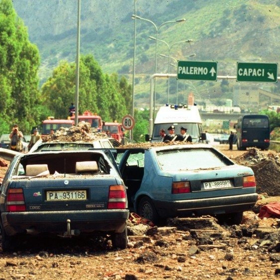 #23maggio 1992 è una data scolpita nella memoria di tutti. Nella #stragediCapaci furono assassinati dalla mafia il giudice Giovanni Falcone, la moglie Francesca Morvillo e i poliziotti della scorta Antonio Montinaro, Rocco Dicillo, Vito Schifani #pernondimenticare #inostricaduti