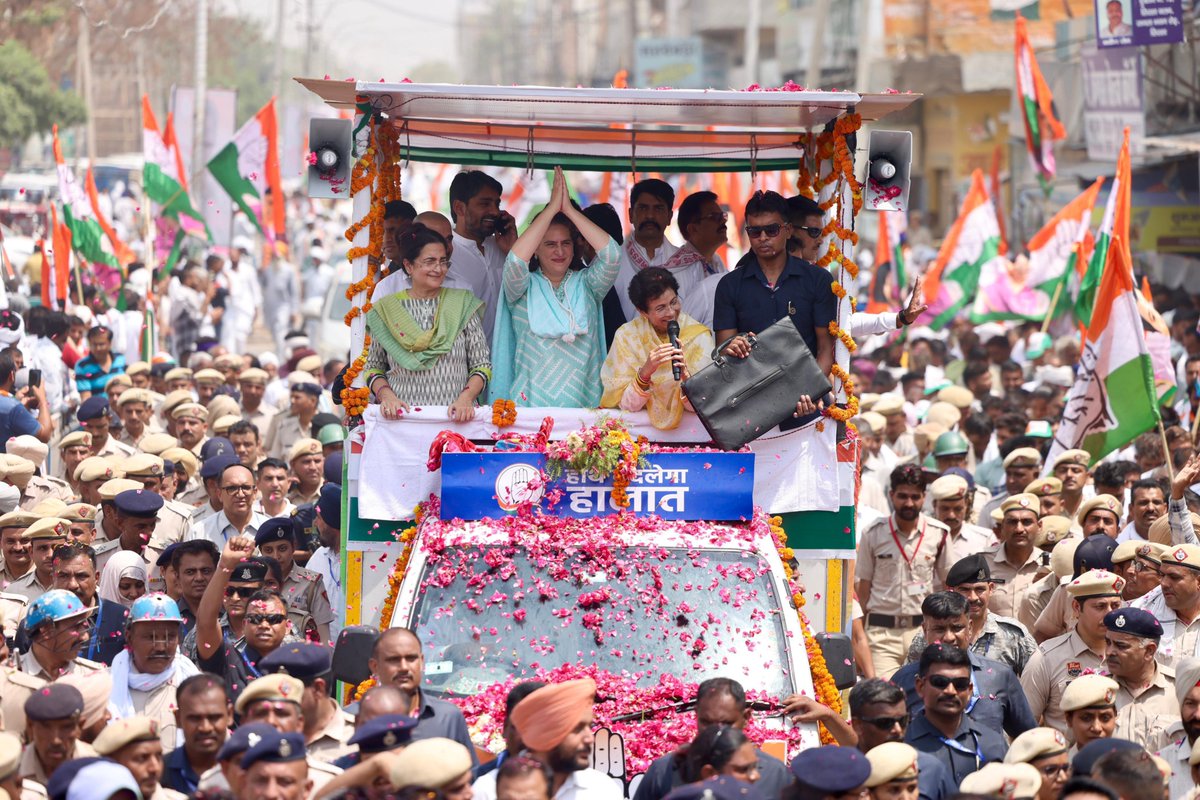 कांग्रेस महासचिव प्रियंका गांधी जी ने हरियाणा के सिरसा में विशाल रोड शो का नेतृत्व किया। इसको लेकर लोगों में जबरदस्त उत्साह देखने को मिला। हरियाणा में परिवर्तन तय है। #Haryana #CongressGeneralSecretary #PriyankaGandhi #KumariSelja #RoadShow @Kumari_Selja @priyankagandhi