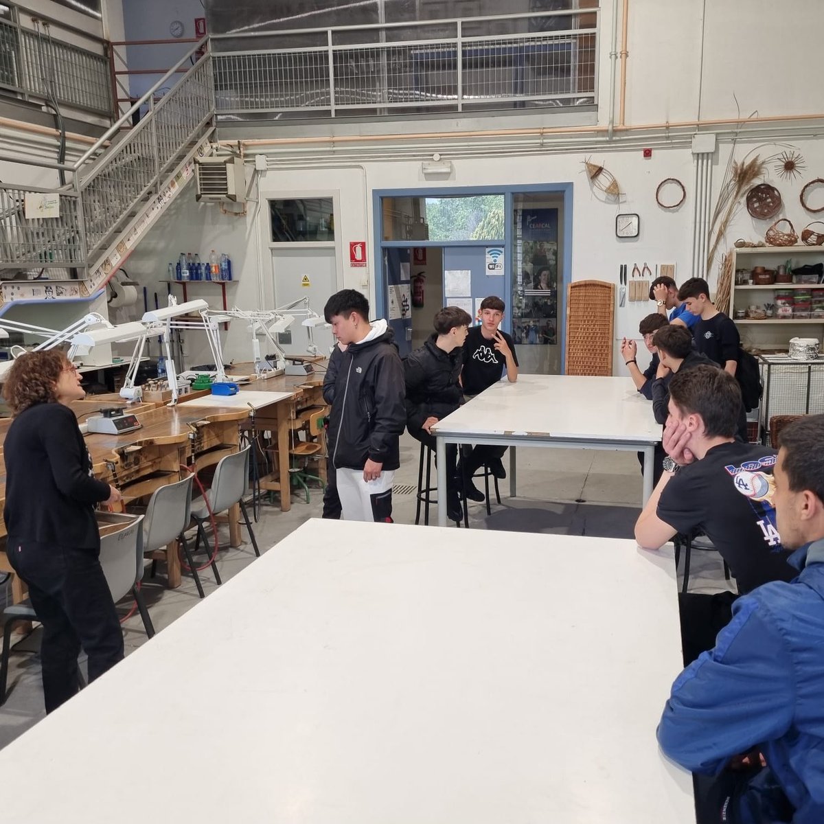cristoreyva's tweet photo. ➡️ Nuestros estudiantes de Fabricación y Montaje de Gº Básico visitaron ayer la exposición "Metalmorfosis" en el Centro de Artesanía de Castilla y León.

Disfrutaron de la exposición y además conocieron las magníficas instalaciones de #Cearcal

@sjcastillayleon #EducaciónJesuitas https://t.co/ZTQWiol2gI