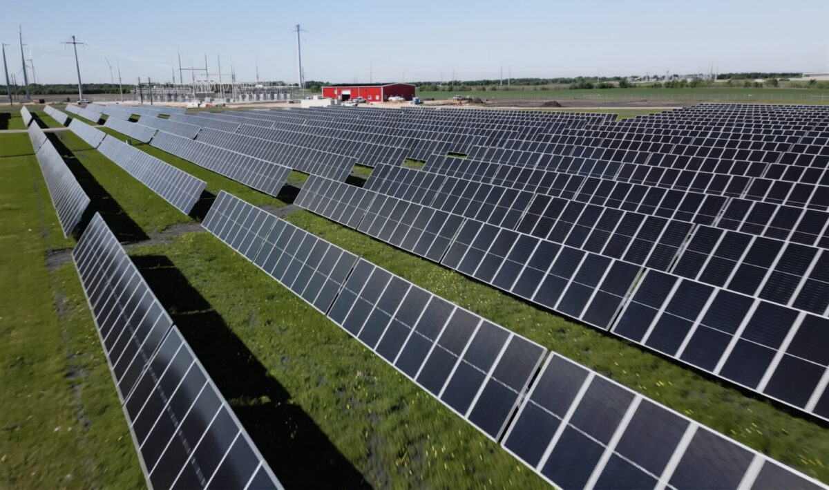 pvmagazine's tweet photo. Acciona completes 458 MW solar array in Texas: Acciona Energía has finished building a 458 MW solar farm in Texas – its largest PV project to date. https://t.co/chQzVLsh6R #Markets #UtilityScalePV #photovoltaic https://t.co/uFXcxRV52N