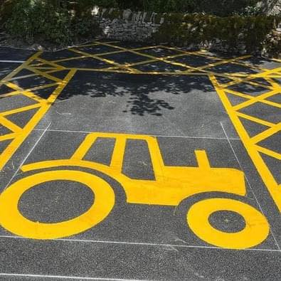 A pub in the Peak District has parking just for farmers 🚜 🍻 📸 Insta: peakdistrictpubs