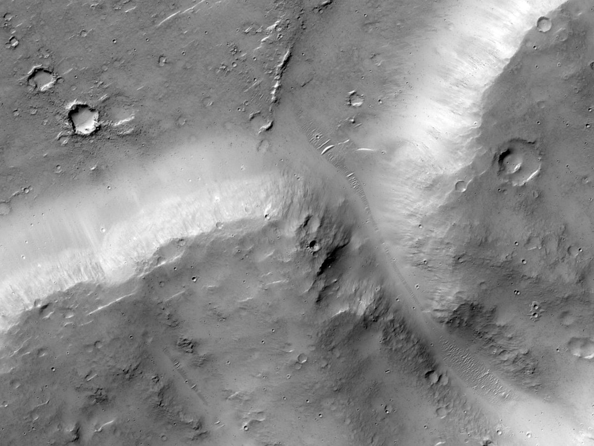 HiRISERussian's tweet photo. Оползень возле долины Maadim Vallis

Идентификатор: ESP_051766_1595
Дата съемки: 12 августа 2017
Высота: 259 км

https://t.co/YnMhONh2Ua
NASA/JPL-Caltech/UArizona
#Марс #НАСА #астрономия #русский https://t.co/0GZydIQ3j2