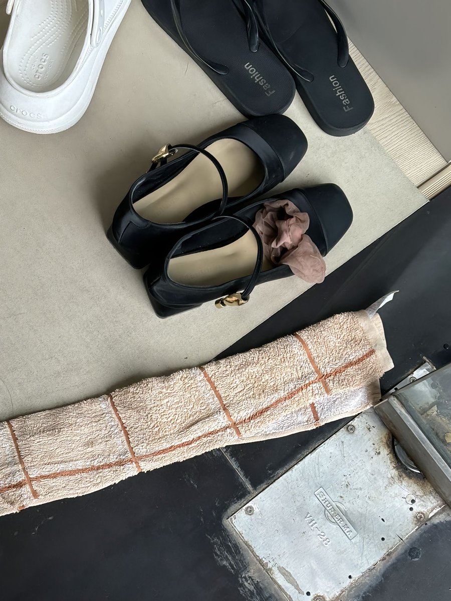 วันนี้ผมพาภรรยาไปที่สตูดิโอโยคะ ผมเห็นถุงน่องในรองเท้าผู้หญิงคู่นั้นที่หน้าประตู อดไม่ได้จริงๆ ที่อยากหยิบขึ้นมาดมให้เต็มที่สักหน่อย