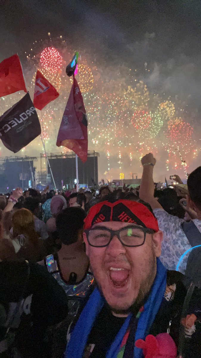 MORTVVS's tweet photo. Under the electric sky 🎇🎆 https://t.co/sVeRqJNnZk