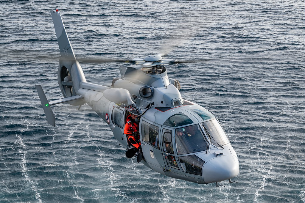 #Opération | Évacuation médicale d'une personne à bord d'un voilier au Sud de Porquerolles. Sous coordination #CROSSMed, treuillage de la victime par 🚁 Dauphin @MarineNationale et transfert vers 🏥 #hôpitalSainteMusse. Bravo aux équipes 👏 #UrgenceEnMer196☎️