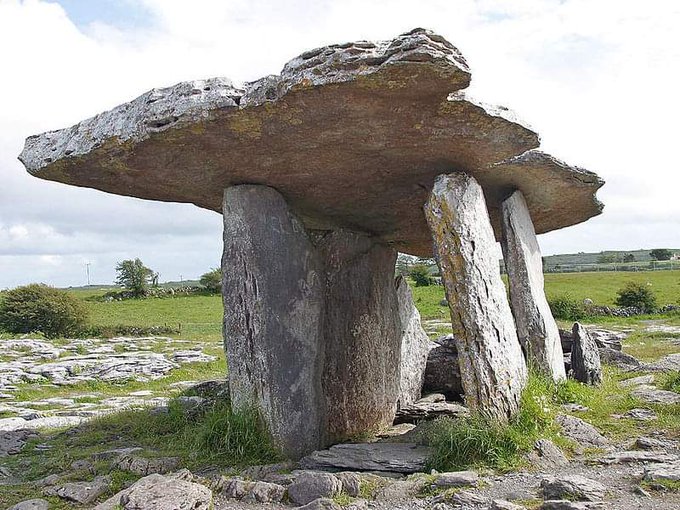 Dolmen de Poulnabrone.
Dolmen neólítico datado entre el 4200 y el 2900 aC.
Se encuentra en Burren, en el condado de Clare, Irlanda.
De los 172 dólmenes de Irlanda, es el más conocido y el más fotografiado.