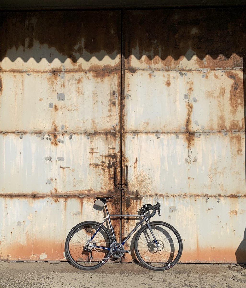 MULLERjapan's tweet photo. 鉄と鉄。
それぞれに使われる理由がある。
クロモリバイクは、パイプにもよるが、
粘りがあって、その粘りを利用して走ると他の素材にはない楽しさがある。
#mt853
#reynolds853
#manganesemolybdenum
#roadbikes #cyclocrossbike
#discbrake #rimbrakes
#paintwhatyoulove
#chrompolish https://t.co/g6JL1sB1pB