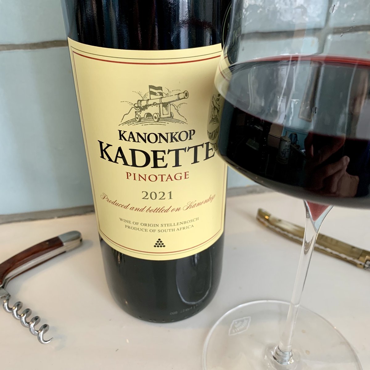 Cracking 2021 vintage of Kanonkop Kadette Pinotage. New #wineoftheweek joannasimon.com/post/wine-of-t… @KanonkopWineEstate @Waitrose where there’s currently 25% off any 6 or more bottles of wine and fizz #Pinotage