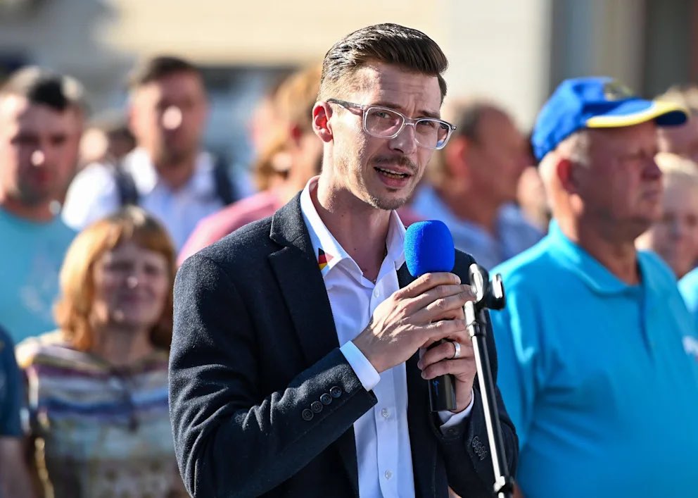 kripp_m's tweet photo. ‼️Schläger (53) ging nach Tat weiter einkaufen‼️
#AfD-Abgeordneter in Supermarkt verprügelt
In Sachsen hat es erneut zwei Attacken auf Mandatsträger gegeben: Der AfD-Landtagsabgeordnete Mario #Kumpf aus Ebersbach-Neugersdorf (Landkreis Görlitz) ist am Mittwoch beim Einkaufen ins Gesicht geschlagen und verletzt worden.
👉Wo bleiben die Solidaritätsbekundungen von #SPD #CDU #Grüne #FDP und #Linke
https://t.co/Q6krTdgRJx