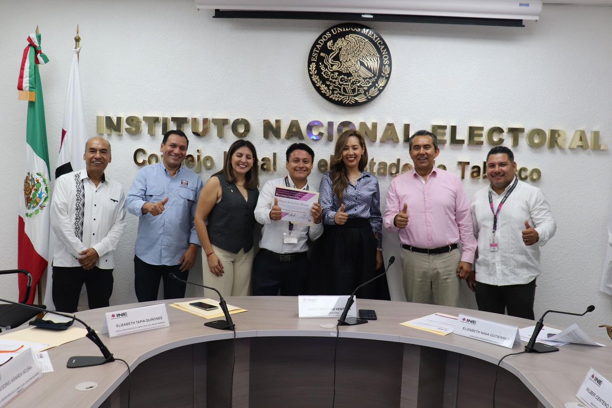 Montano_Ventura's tweet photo. En el 1er concurso interno de fotografia de la #UTF del @INETabasco, tuve el honor de estar a compañado de la Mtra. @lizza017 Vocal Ejecutiva, de la Mtra. @elinavag12 presidenta del @IEPCTabasco y del titular de la UTF local Wilber Zenteno Alamilla.
#VivamosLaDemocracia https://t.co/JFCYLd4DFN