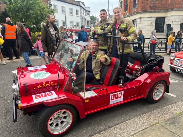 Borough Commander for @LFBKingston, Glen Nicolaides, spent his Saturday chauffeuring #Surbiton firefighters around in his entry to the historical car meet in #Kingston 🚗💨 The team had a great time celebrating legendary Surbiton engineer John Cooper!