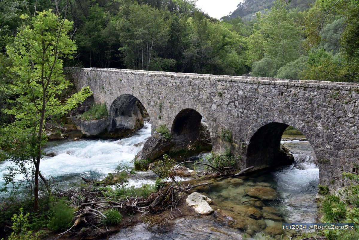 Le pont des moulins (ou pont du Rey) dans les gorges de la Siagne. Il menait autrefois aux moulins alors fort nombreux sur les rives du cours d’eau #Siagne #SaintCezaire #Mons #departementduVar #AlpesMaritimes #CotedAzur #CotedAzurFrance #BaladeSympa #Provence