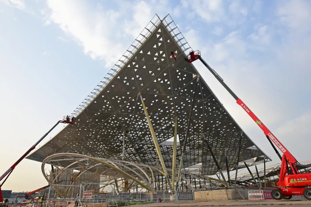 #CRCCUpdates The largest and deepest skylight well for #Beijing Sub-Center railway station, undertaken by #CRCC, was recently completed successfully. 🚉The main construction of this mega underground transportation hub, the largest in #Asia, has achieved 89% completion and is now