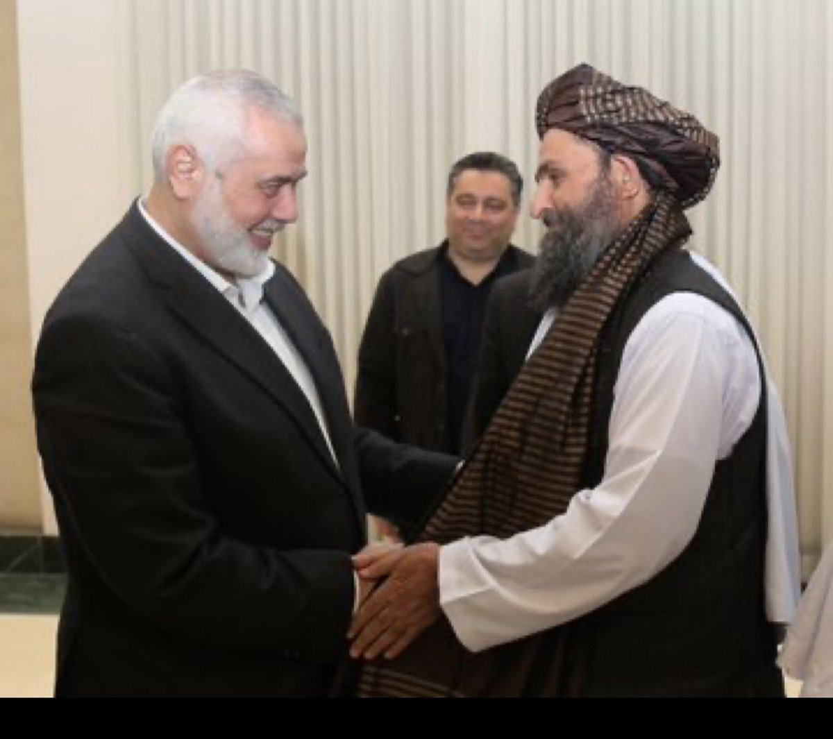 SamiYousafzaii's tweet photo. اسمعیل هنیه په شونډو  ځکه مسکا ده چې همدغه د بګړیو والو ساده ملایانو د اسرایلو اصلي پلار امریکا له افغانستانه په زغلولو مجبوره کړي .

د ایران پلازمېنه تهران کې ملا برادر او ملا امیر خان متقي د فلسطین د اسلامي مقاومت غورځنګ (حماس) د سیاسي دفتر له مشر اسماعیل هنیة سره وکتل.
اسمعیل هنیهٔ تیره میاشت دوه زامن او د زامنو بچیان او میرمني د یهوديانو په بمباري کی دلاسه ورکړې خو پدي عکس کې ملا برادر او ملا متقي ته د هغه په شونډو مسکا لیدل کیږې .