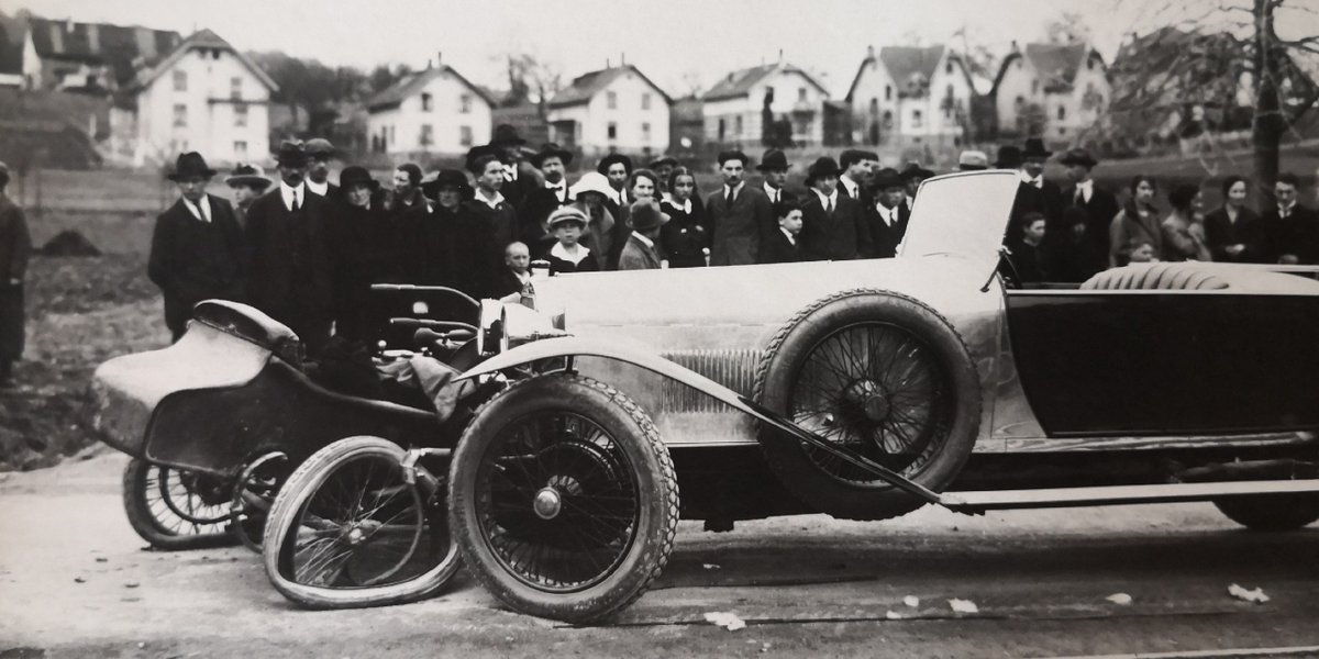 #Kapogestern: Vor hundert Jahren, am 3. März #1924, beobachteten diese Menschen einen #Unfallort in #Schlieren, an dem ein Auto und einem Motorrad zusammenprallten. 
Wissen Sie was das für Fahrzeuge waren?

#KantonspolizeiZürich #Oldtimer