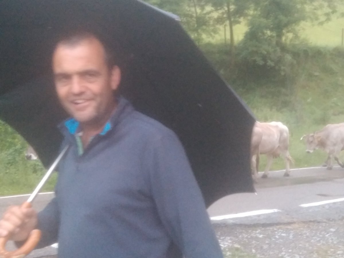 xaiecologic's tweet photo. "Foren, doncs, en Joan, en Carles, i la Teresa qui van recuperar la cabanera amb l'ajuda d'un antic transhumant. Des d'aleshores mai no han deixat de fer-la."
De l'Empordà als cims de la Vall de Camprodon.
#Moixa
#SomCaminsRamaders
#SomMemòriaISomFutur
#HonorIGlòria https://t.co/aomPDY7l0s