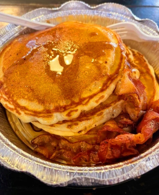 Buttermilk Pancakes 🥞 with Bacon 🥓 homecookingvsfastfood.com #homecooking #food #recipes #foodpic #foodie #foodlover #cooking #hungry #goodfood #foodpoll #yummy #homecookingvsfastfood #food #fastfood #foodie #yum