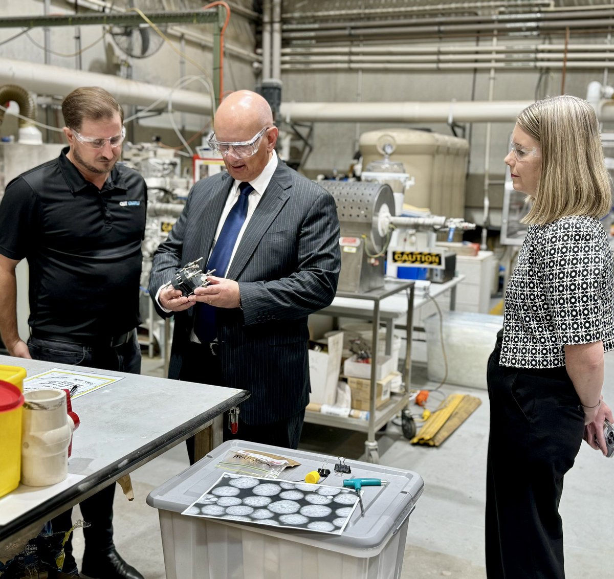MadOl66's tweet photo. The @QUT Advanced Battery Facility and Qld Energy Storage Technology (QUEST) Hub at Banyo demonstrate our ability to manufacture and innovate here in SEQ. And they’re looking to do something bigger in #Swanbank. Great your. 
#FutureMadeinAustralia 
#renewablepower
#auspol https://t.co/ClDX5INLp1
