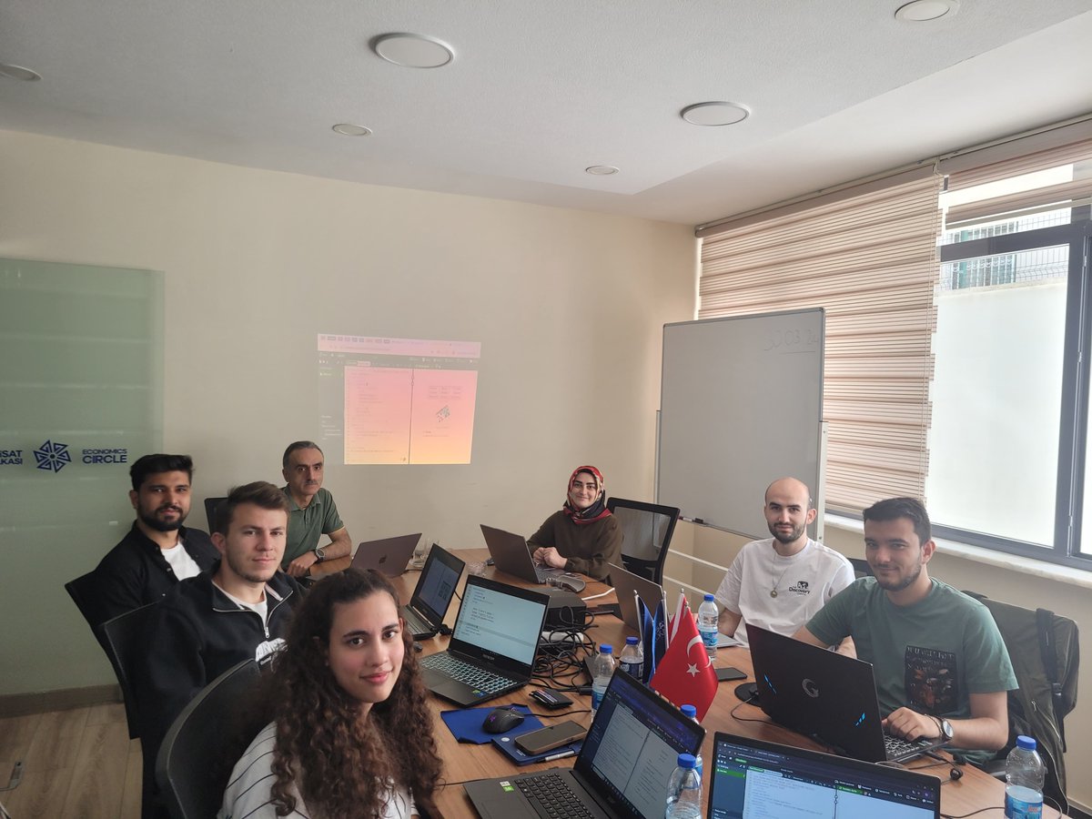 iktisathalkasi's tweet image. Eğitim programlarımıza Dr. Ümit ACAR&apos;ın liderliğinde Latex eğitimiyle devam edildi.  Stajyerlerimize Overleaf platformu üzerinden LaTeX formatında profesyonel yazı hazırlama teknikleri öğretildi. 🖋️💻

#İktisatHalkası #LaTeXEğitimi #Overleaf #AkademikYazım #StajProgramı #Eğitim