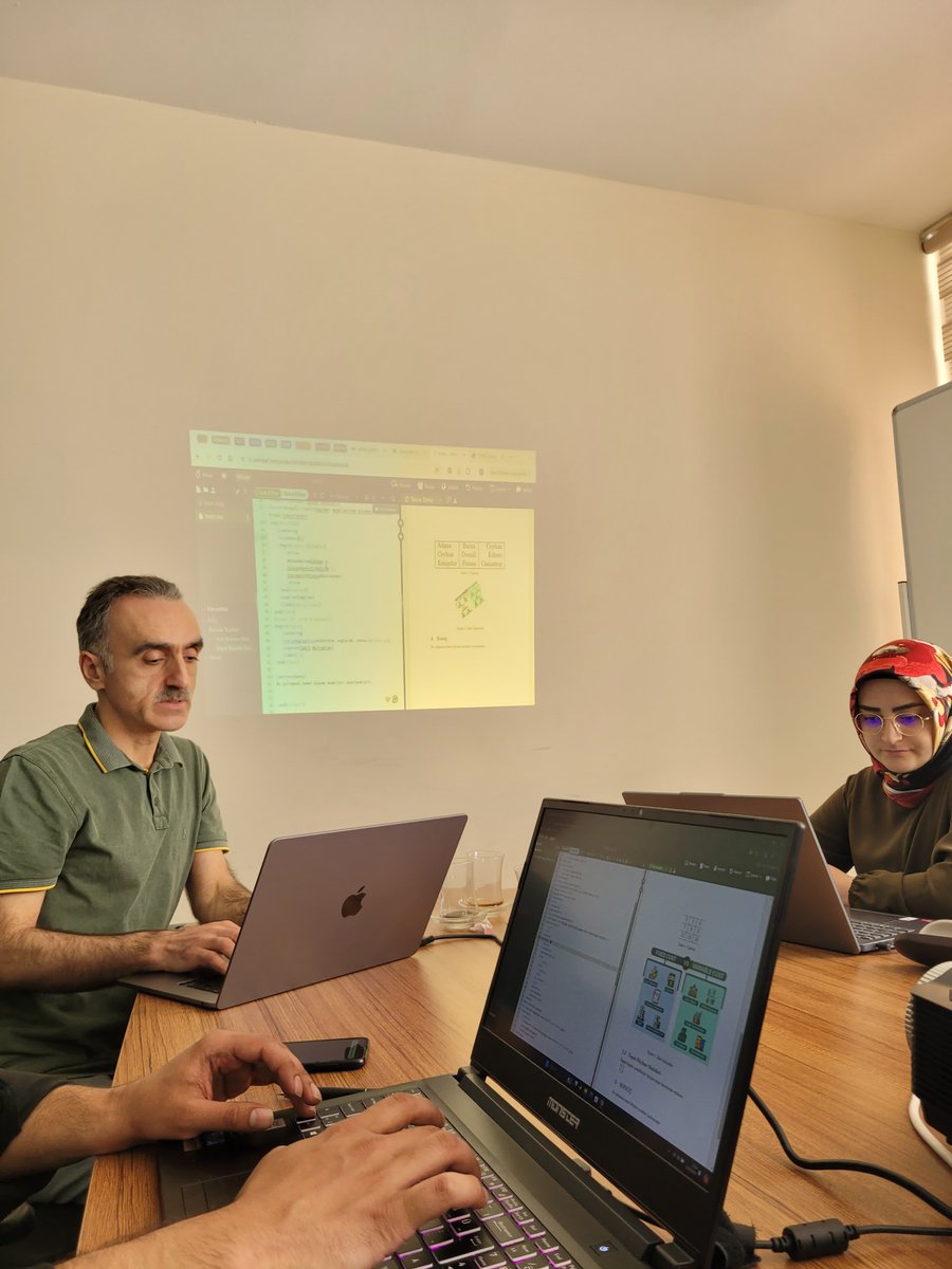 iktisathalkasi's tweet image. Eğitim programlarımıza Dr. Ümit ACAR&apos;ın liderliğinde Latex eğitimiyle devam edildi.  Stajyerlerimize Overleaf platformu üzerinden LaTeX formatında profesyonel yazı hazırlama teknikleri öğretildi. 🖋️💻

#İktisatHalkası #LaTeXEğitimi #Overleaf #AkademikYazım #StajProgramı #Eğitim