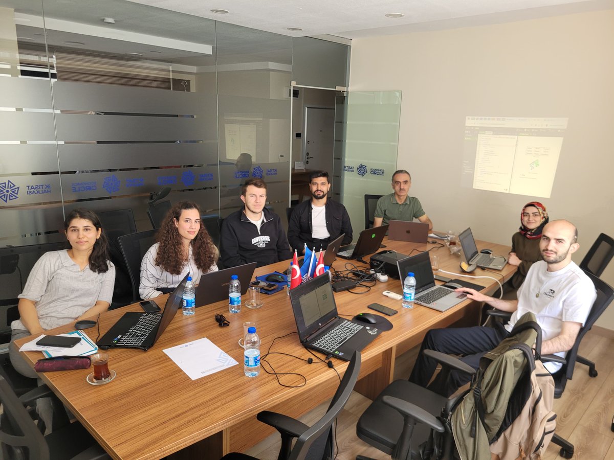 iktisathalkasi's tweet image. Eğitim programlarımıza Dr. Ümit ACAR&apos;ın liderliğinde Latex eğitimiyle devam edildi.  Stajyerlerimize Overleaf platformu üzerinden LaTeX formatında profesyonel yazı hazırlama teknikleri öğretildi. 🖋️💻

#İktisatHalkası #LaTeXEğitimi #Overleaf #AkademikYazım #StajProgramı #Eğitim