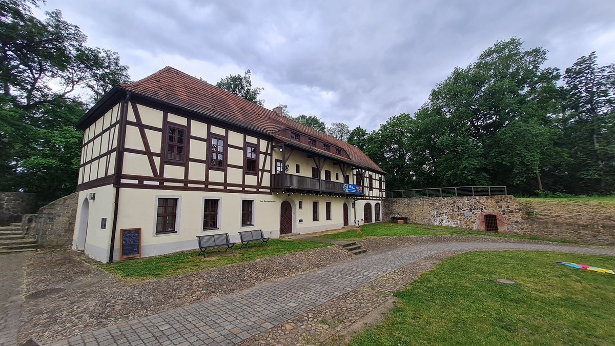 #Senftenberg Diese beeindruckende Schloss & Festungsanlage wurde im 16. Jh. zur Sicherung der sächsischen Grenze auf den Fundamenten einer mittelalterlichen Burg errichtet.Sie ist Deutschlands einzige erhaltene Festungsanlage, die mit einem solchen mächtigen Erdwall umgeben ist!