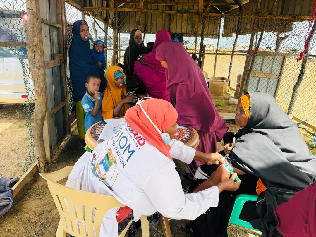 In partnership 🤝 with @IOM_Somalia, we provide vital support to displaced populations in #Somalia 🇸🇴. Our health, 🩺nutrition 🥗, and WASH projects, including immunizations 💉 and clean water access 🚰, help communities withstand shocks.