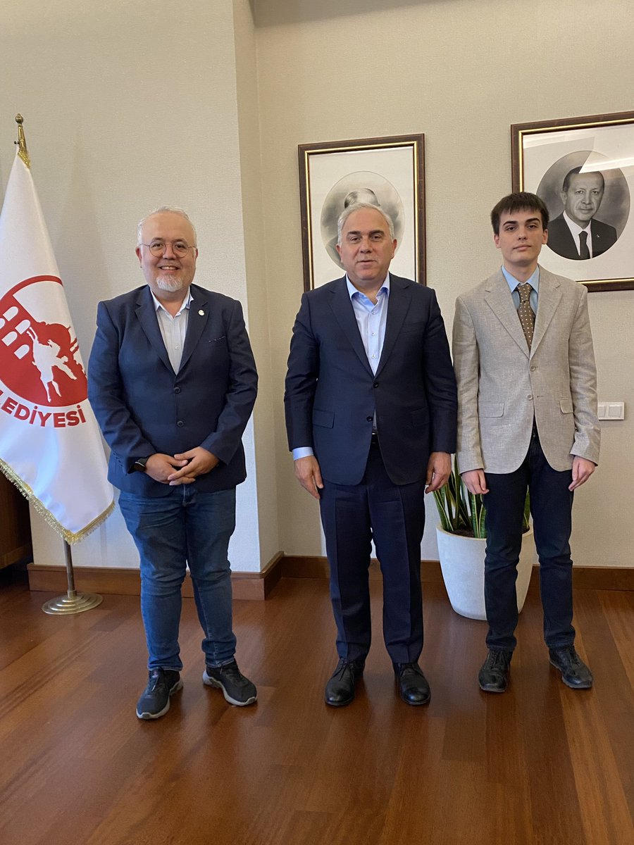 WikimediaTurkey's tweet photo. Fatih Belediye Başkanı Mehmet Ergün Turan ile WMTR gönüllüleri Zafer ve Kadı, belediye ile WMTR arasındaki iş birliği olanakları üzerine görüştü.
#WMTR @FatihBelediye @MErgun_Turan https://t.co/jBlGjyjETO