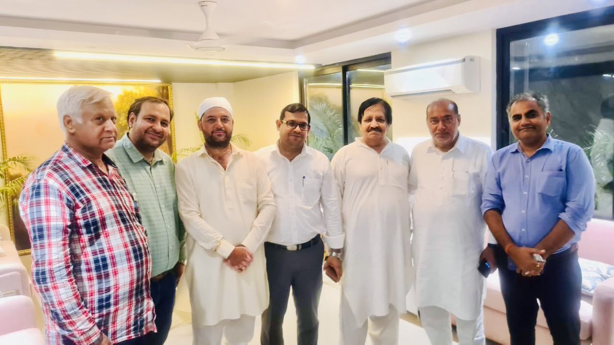 INCAshokMehta's tweet photo. गुरुग्राम में कांग्रेस पार्टी व I.N.D.I.A गठबंधन के लोकसभा प्रत्याशी पंजाबी समाज की “आन बान शान” भाई @RajBabbar23 जी से उनके निवास पर अपने साथियों के साथ मुलाक़ात कर उन्हें शुभकामनाएँ दी। 

#LokSabhaElection2024 #Congress #हाथ_बदलेगा_हालात #ashokmehta https://t.co/FtZL0XccWB