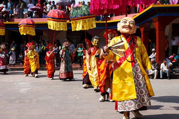 ✨#Sikkim में सागा दावा उत्‍सव मनाया जा रहा है। यह आयोजन प्रतिवर्ष उत्‍तरी बौद्ध कैलेंडर के चौथे महीने के 15वें दिन किया जाता है। ✨#SagaDawa उत्‍सव बुद्ध शाक्‍यमुनि के जन्‍म, संबोधि और महापरिनिर्वाण के उपलक्ष्‍य में मनाया जाता है। इस दिवस को तिहरा शुभ अवसर भी कहा जाता है।