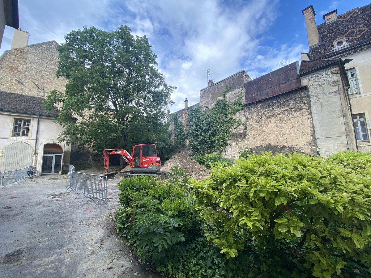 🌳🚧 Les travaux à l’Hôtel de Vogüé ont débuté, rendez-vous à l’automne pour un nouveau parc en cœur de ville!!