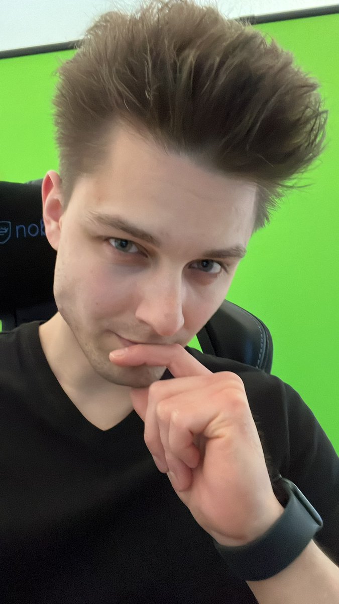 Etwas mit dem ich überraschenderweise immer mal wieder in Berührung komme ist die Frage: Was macht eigentlich einen Influencer aus?
Also: Wie würde ihr eurer Omili erklären, was ein Influencer ist? (Ohne Wikipedia, mir eigenen Worten, bitte) 👵👴