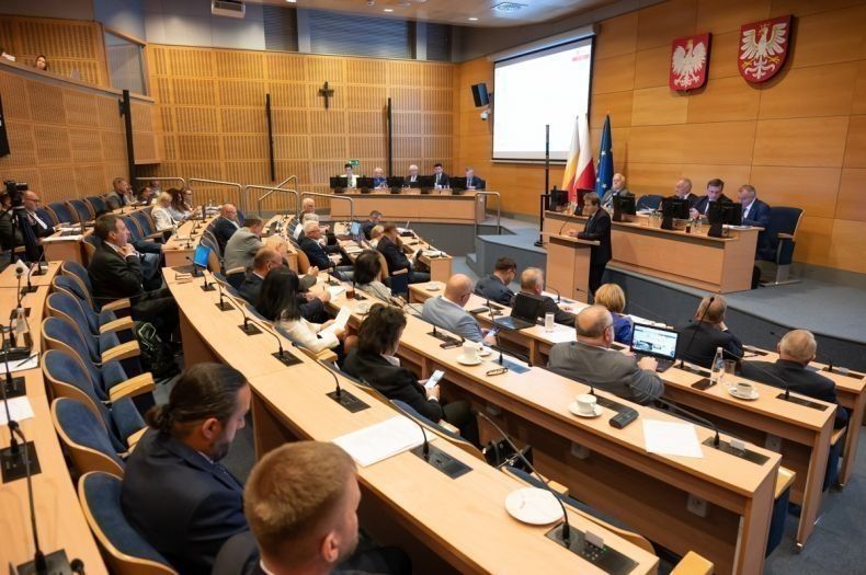 Zapraszamy na II Sesję Sejmiku Województwa Małopolskiego VII kadencji. Obrady rozpoczną się dzisiaj o godz. 10.30 w budynku Urzędu Marszałkowskiego przy ul. Racławickiej 56 w Krakowie (VII piętro). Szczegóły: malopolska.pl/aktualnosci/sa…