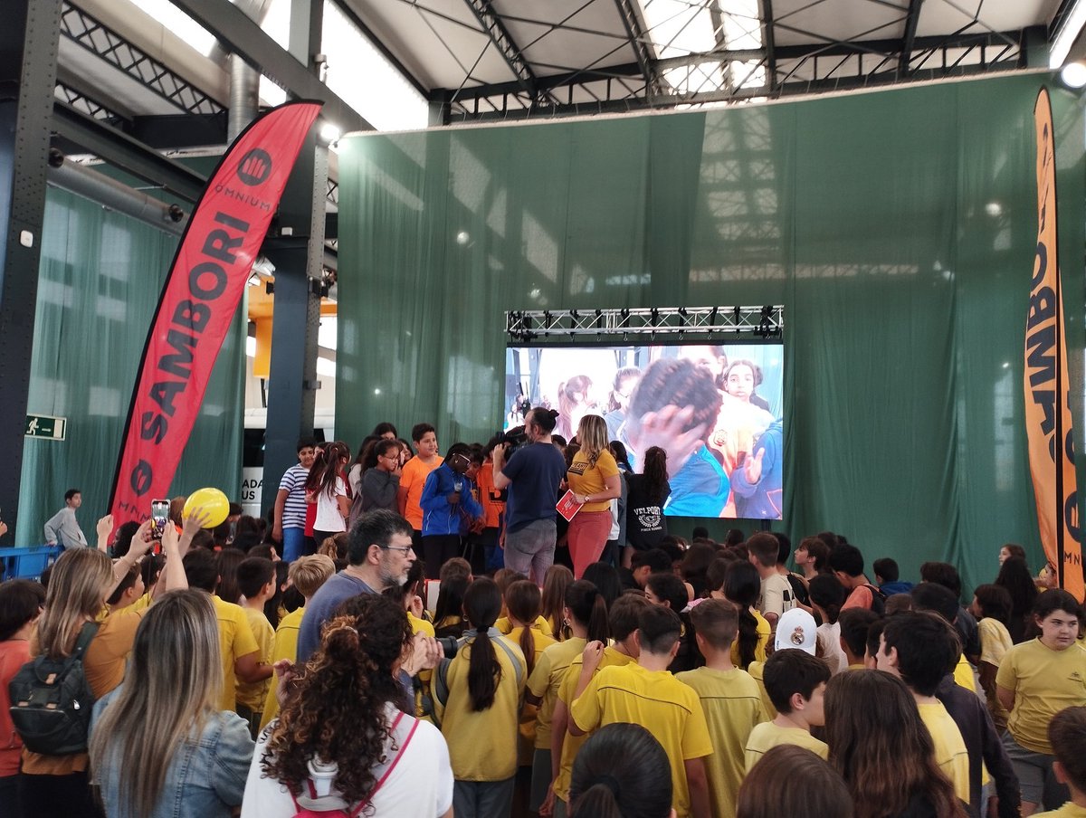 montessorirubi's tweet photo. Ahir els alumnes de sisè van assistir a la Festa #Sambori de @omnium participant d'una trobada comarcal. Vam presentar un treball artístic transversal sobre el gènere i la coeducació. S'ho van passar d'allò més bé fent un munt de tallers compartint activitats amb altres centres! https://t.co/rLmLWldIaa
