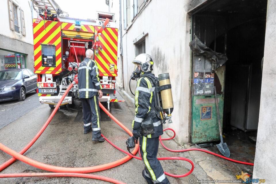 #intervention Les sapeurs pompiers du Gard sont intervenus hier à Nîmes à 20h42 pour un feu de véhicule dans un parking en sous-sol d'un immeuble d'habitation. Le feu a été maîtrisé rapidement, il n'y a pas eu de blessés. Photo d'illustration