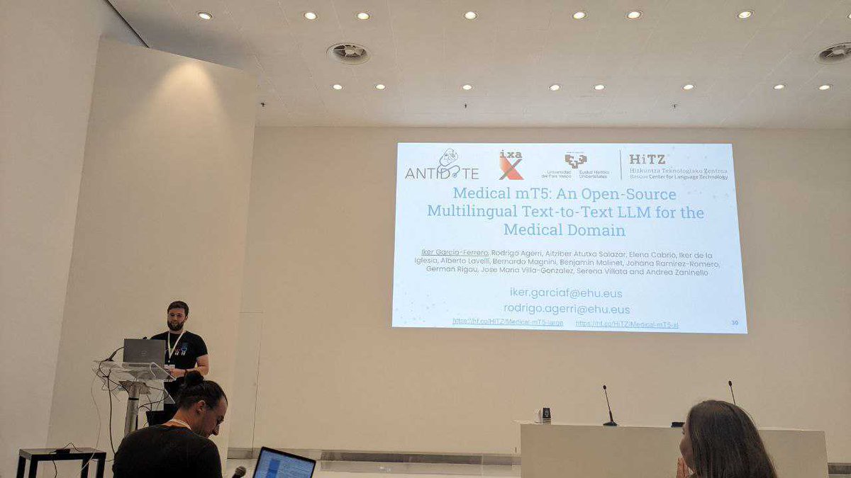 @iker_garciaf  'MedMT5: An Open-Source Multilingual Text-to-Text LLM for The Medical Domain' lana aurkezten ari da #LREC-COLING2024 kongresuan.