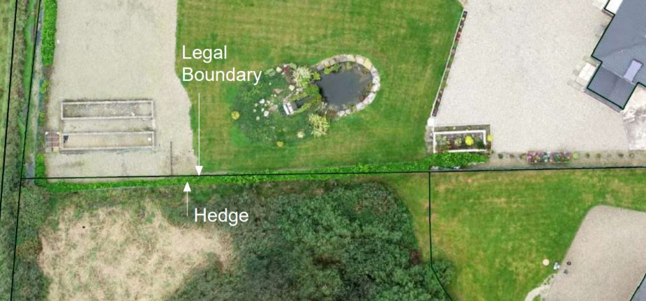 𝗔 𝗣𝗶𝗰𝘁𝘂𝗿𝗲 𝗶𝘀 𝘄𝗼𝗿𝘁𝗵 𝗮 𝟭,𝟬𝟬𝟬 𝗪𝗼𝗿𝗱𝘀!
Our client believed a neighbour incorrectly planted a hedge along the common boundary. Using our drone, /control points, we created an accurate photo map, that clearly showed that the hedge was encroaching  on their lands