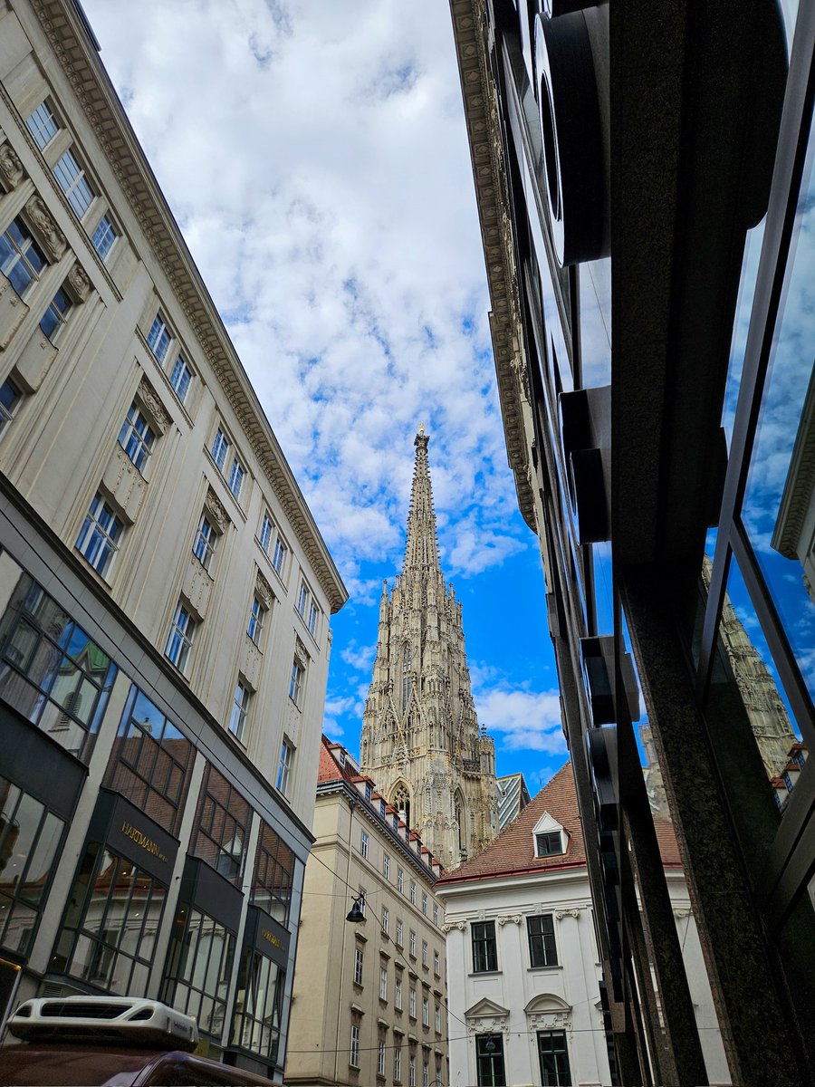 dawdlegram's tweet photo. #WalkWithMe
Spending the day in #Vienna
A snapshot: the spire of St. Stephan's Cathdral, that dominates the urban landscape
18th May 2024 
🇦🇹
#Austria #IloveVienna #urbanshot #urbanphotography #cityviews #springvibes #throughthelens #visualvibes #cityvibes #ThisIsVienna https://t.co/iLBW4Eb1HB