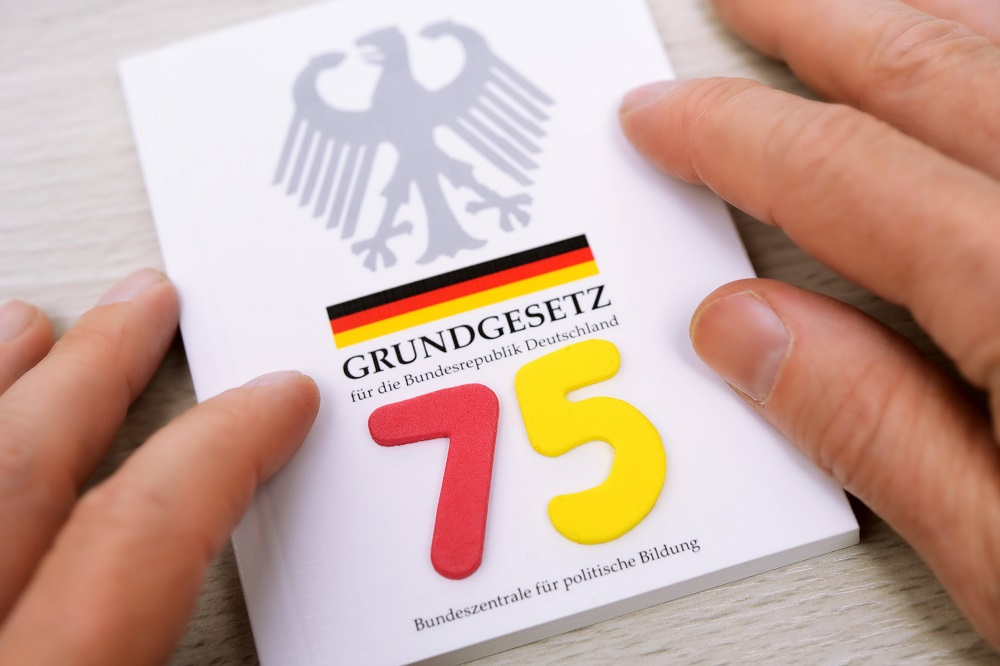 🎉Heute feiern wir 75 Jahre deutsches #Grundgesetz! Es steht für Freiheit, Gerechtigkeit und Menschenwürde – Werte, die auch im Herzen des Fairen Handels liegen. 🤝

Diese Prinzipien sollten überall gelten 🌍 Setze dich zusammen mit #Fairtrade dafür ein!

📷Imago